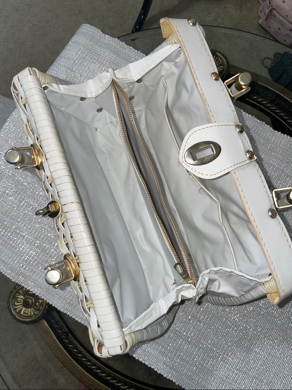 Amazing find!!! Vintage 1950/60’s White and Cream Woven Shell Accent Handbag - Picture 6 of 8